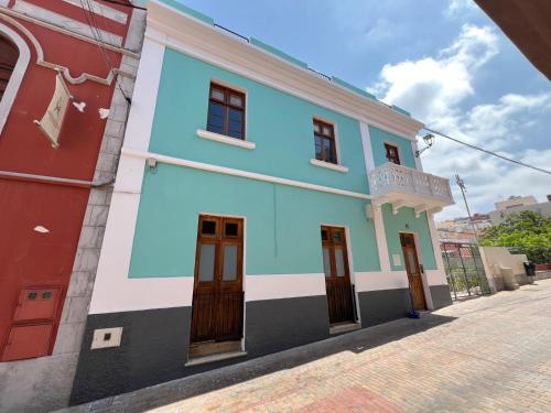 un edificio azul y blanco en una calle en Fuerteventura, en Ingenio