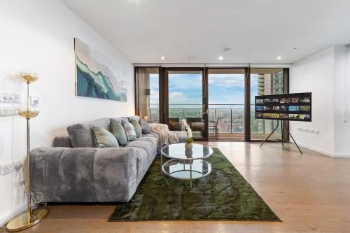 モファットにあるPanoramic Sky View 2-Bedroom Luxury Flatのソファとガラスのテーブルのあるリビングルーム