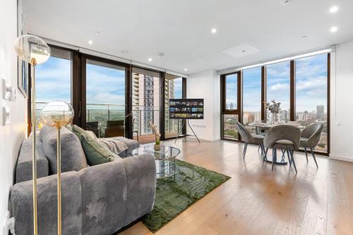 un soggiorno con un divano e un tavolo di Sky High Luxury 2 Bed Flat with Jaw Dropping Views a Moffat