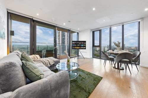 モファットにあるPanoramic Sky View 2-Bedroom Luxury Flatのソファとテーブルのあるリビングルーム