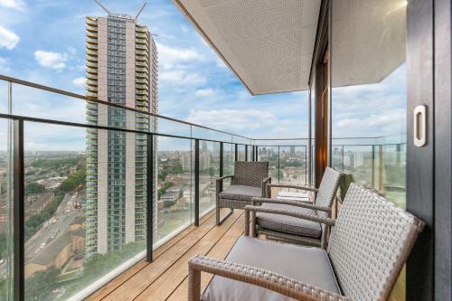 un balcone con sedie e vista su un edificio di Sky High Luxury 2 Bed Flat with Jaw Dropping Views a Moffat