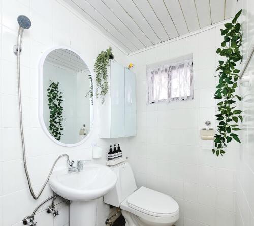 a white bathroom with a sink and a toilet at NEW #신정네거리역 5분 #독채 #짐보관 #홍대입구 #명동 # Sinjeong negeori Stn in Seoul