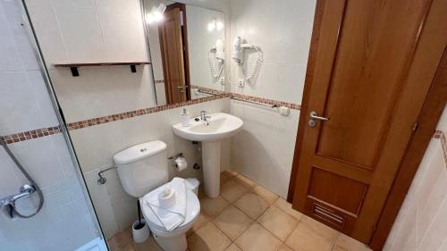 ein kleines Badezimmer mit Toilette und Waschbecken in der Unterkunft Anahi Homes Corralejo- Dracaena 20 in La Oliva