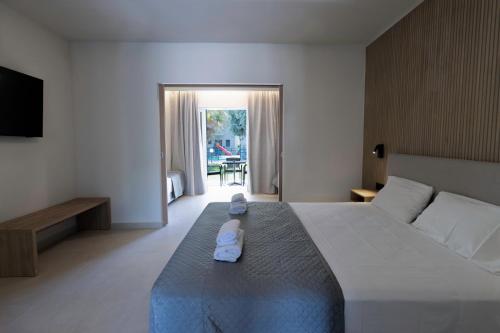 Una cama o camas en una habitación de Aqualand Resort