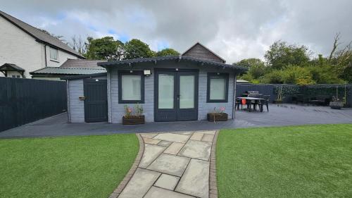 una piccola casa con patio e cortile di Ffoswen Pembrokeshire Holiday Home a Boncath