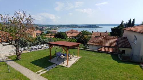 un cenador en un patio con vistas al agua en Villa Senegačnik, en Portorož