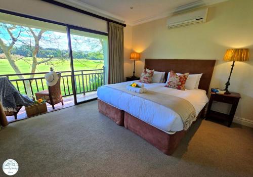 En eller flere senge i et værelse på Villa G26 - Selborne Golf Estate