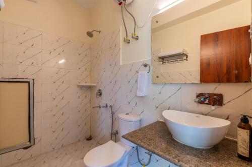 a bathroom with a sink and a toilet at goSTOPS PLUS Kasol, Suma Ropa in Kasol