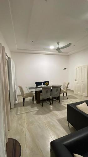 a living room with a dining room table and chairs at Privée Cosy Moderne Equipée in Cotonou