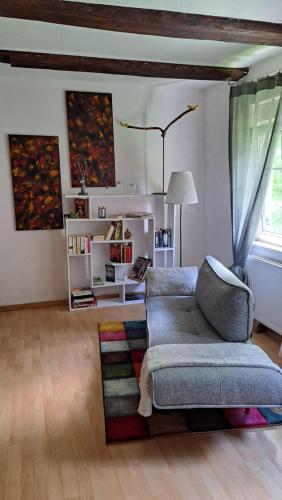 una sala de estar con un sofá y una mesa en Ferienwohnung Das Fuchsrevier, en Erkerode