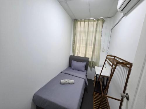 Una cama o camas en una habitación de The Ipohstay hostel