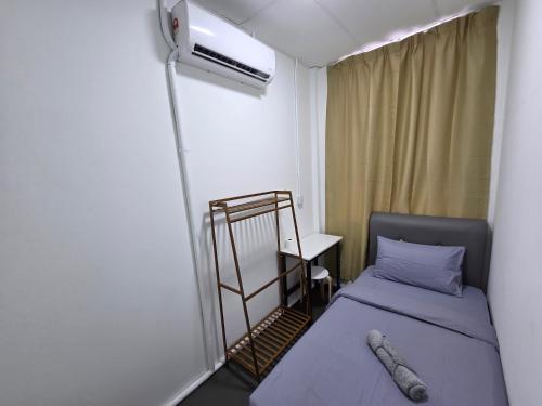 Una cama o camas en una habitación de The Ipohstay hostel
