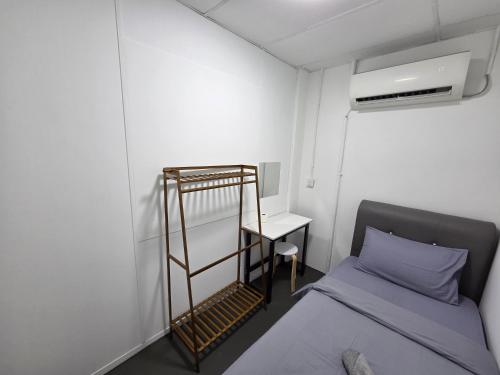 Una cama o camas en una habitación de The Ipohstay hostel