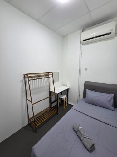 Una cama o camas en una habitación de The Ipohstay hostel