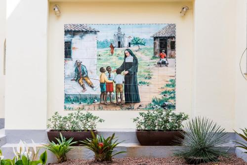 a mural of a family on the side of a building at Eventos & Hospedagem Sagrada Família in Sao Paulo