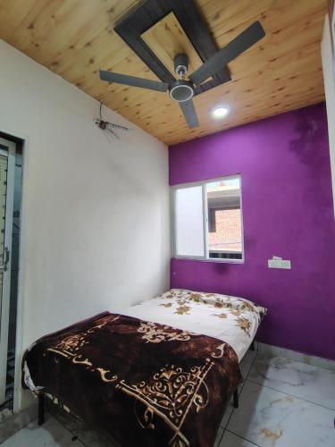 Una cama o camas en una habitación de Jay shree Kedar room