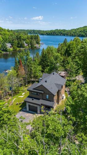 an aerial view of a house with a lake at Spa Pool table Lake access - Le 515 Beaulac in Chertsey