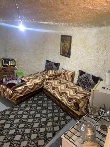 a living room with a couch in a room at كهوف يحيى لسياحة والمبيت البهاليل in Bhalil