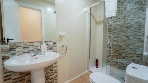 格拉纳达Piso Taracea的带水槽、淋浴和马桶的浴室