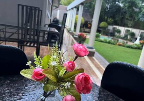 Jardín al aire libre en The Flamingo Suite at Frederick's Place