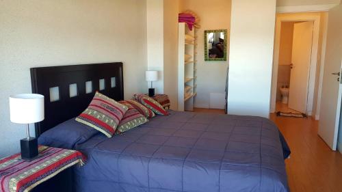 Giường trong phòng chung tại Departamento con cochera vista al mar