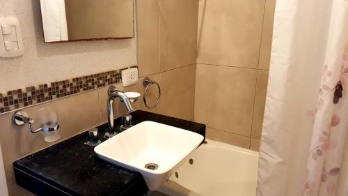 Phòng tắm tại Departamento con cochera vista al mar