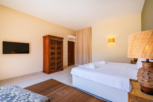 a hotel room with two beds and a television at Sun Salgados and Golf By Dreamplaces in Galé