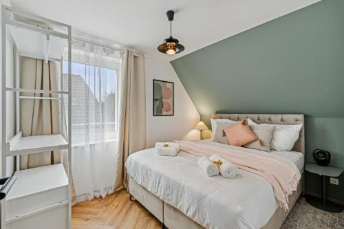 Ένα ή περισσότερα κρεβάτια σε δωμάτιο στο AT WEINMEISTER - TalPark - direkt am Kurpark und Reha-Zentrum