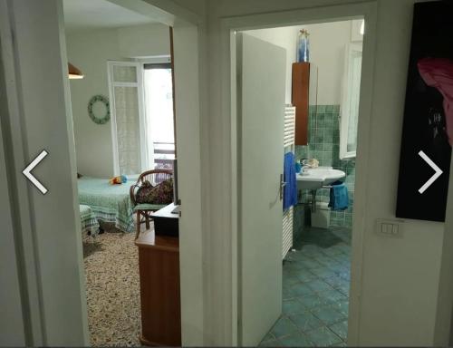 Zimmer mit einem Bad mit einem Waschbecken und einem Spiegel in der Unterkunft Etrusca in Marina di Castagneto Carducci