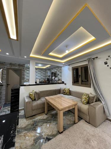 タガズートにあるBest house in taghazoutのソファとテーブルのあるリビングルーム