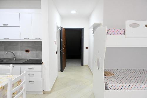 Kuchyň nebo kuchyňský kout v ubytování Apartments near Seaside - Shengjin