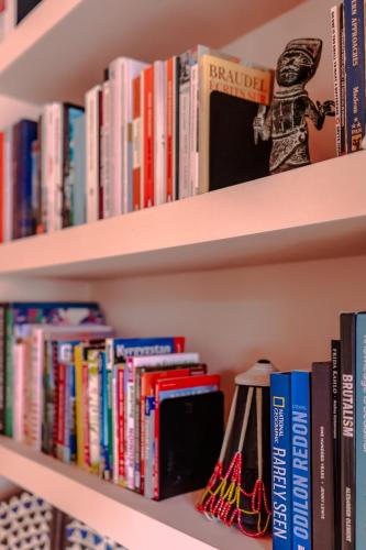 a book shelf filled with lots of books at Family & Pet-Friendly Bristol Home, Near Park in Bristol