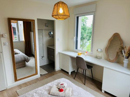 a bedroom with a desk and a mirror and a bed at La Marine - Maison Cesson Sévigné Spa & jeux in Cesson-Sévigné