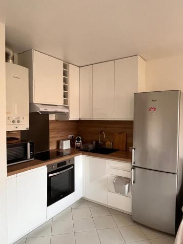 T2, 4 pers max, terrasse avec vue et parking privé, proche centre et mer