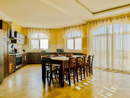 Una cocina con una mesa y sillas en una habitación. en Pitt house, en Nadur