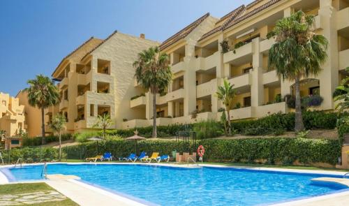 Sea View & Golf Frontline 2-Bedroom in Duquesa