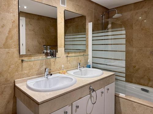 Sea View & Golf Frontline 2-Bedroom in Duquesa