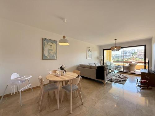 Sea View & Golf Frontline 2-Bedroom in Duquesa