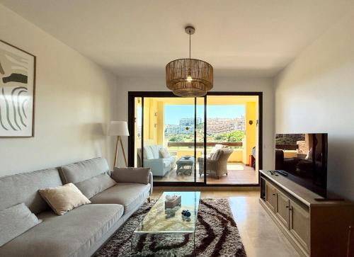 Sea View & Golf Frontline 2-Bedroom in Duquesa