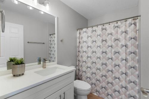 Better Than A 5 Star Hotel في ذا فيلاجيز: حمام مع حوض ومرحاض ودش