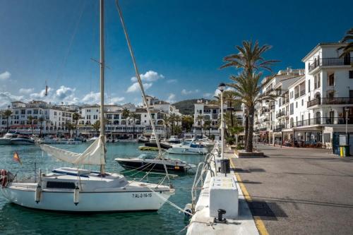 Sea View & Golf Frontline 2-Bedroom in Duquesa