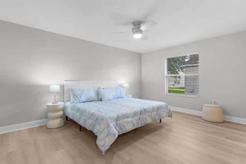 Better Than A 5 Star Hotel في ذا فيلاجيز: غرفة نوم بيضاء مع سرير ونافذة