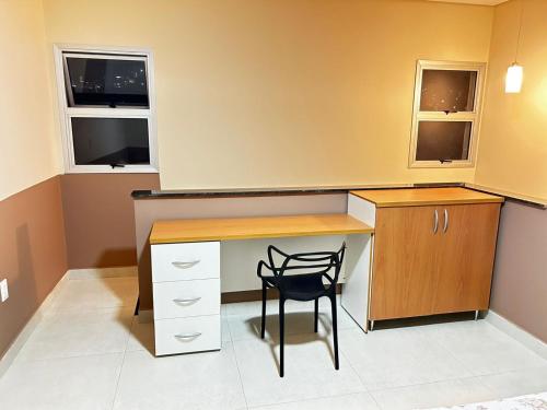 een klein kantoor met een bureau en een stoel bij Studio Bougainville Apart in Conceição do Mato Dentro