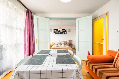 Un pat sau paturi într-o cameră la Karos Vintage House
