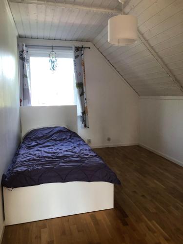 a bedroom with a bed and a window at Villa Tina in Hammarstrand