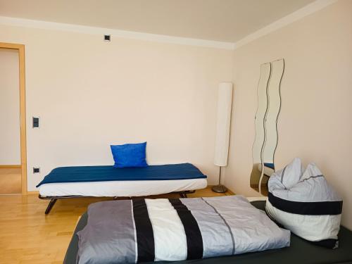 a bedroom with two beds in a room at Ferienwohnung im fränkischen Seenland für bis zu 4 Personen in Hilpoltstein