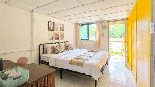 a bedroom with a bed and a table at Le Panpurie Koh Lanta Resort in Ko Lanta Yai