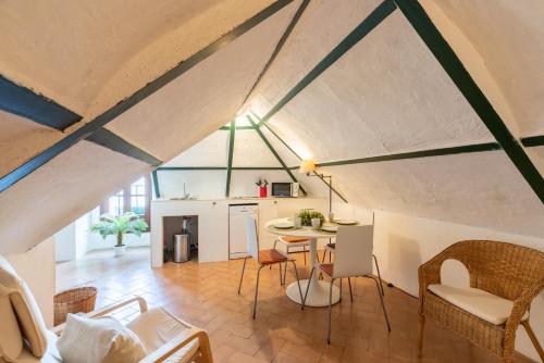 SevilleBnB Group- Villa Elvira, exclusive Pool and Gardens in the heart of Sevilla