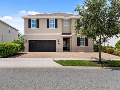una casa con vialetto e garage di Family Friendly Home With Private Pool, Game Room, Waterpark & Resort Access Near Disney At Encore Resort - 7638Wi a Kissimmee