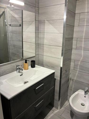 ナポリにあるCavallerizza homeの洗面台とトイレ付きのバスルーム